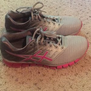 LIKE NEW Gel Quantum Asics Tennis Shoes